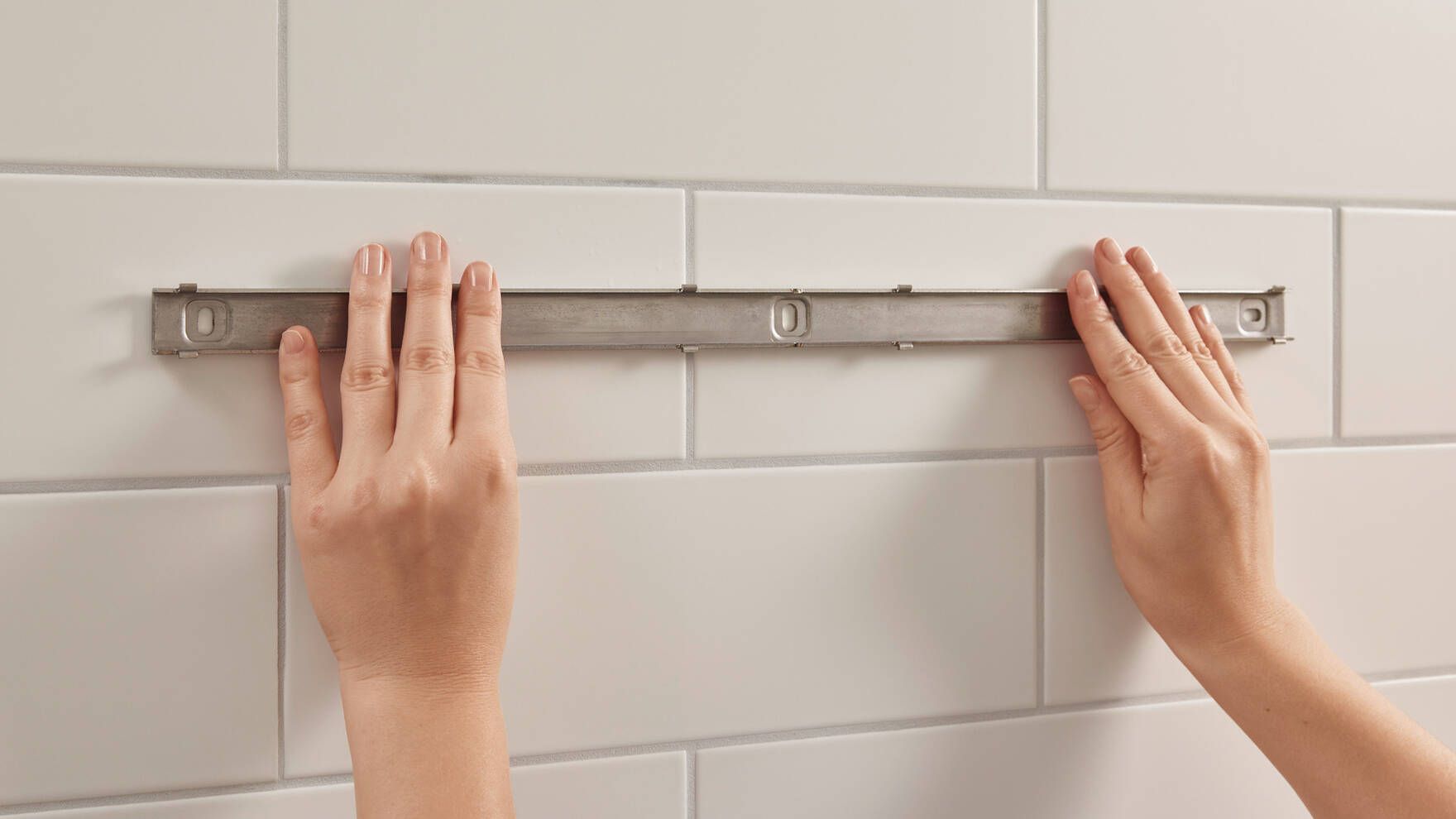 Штанга для коепления аксессуаров HANSGROHE WallStoris 27902700 500 мм, цвет Чёрный матовый