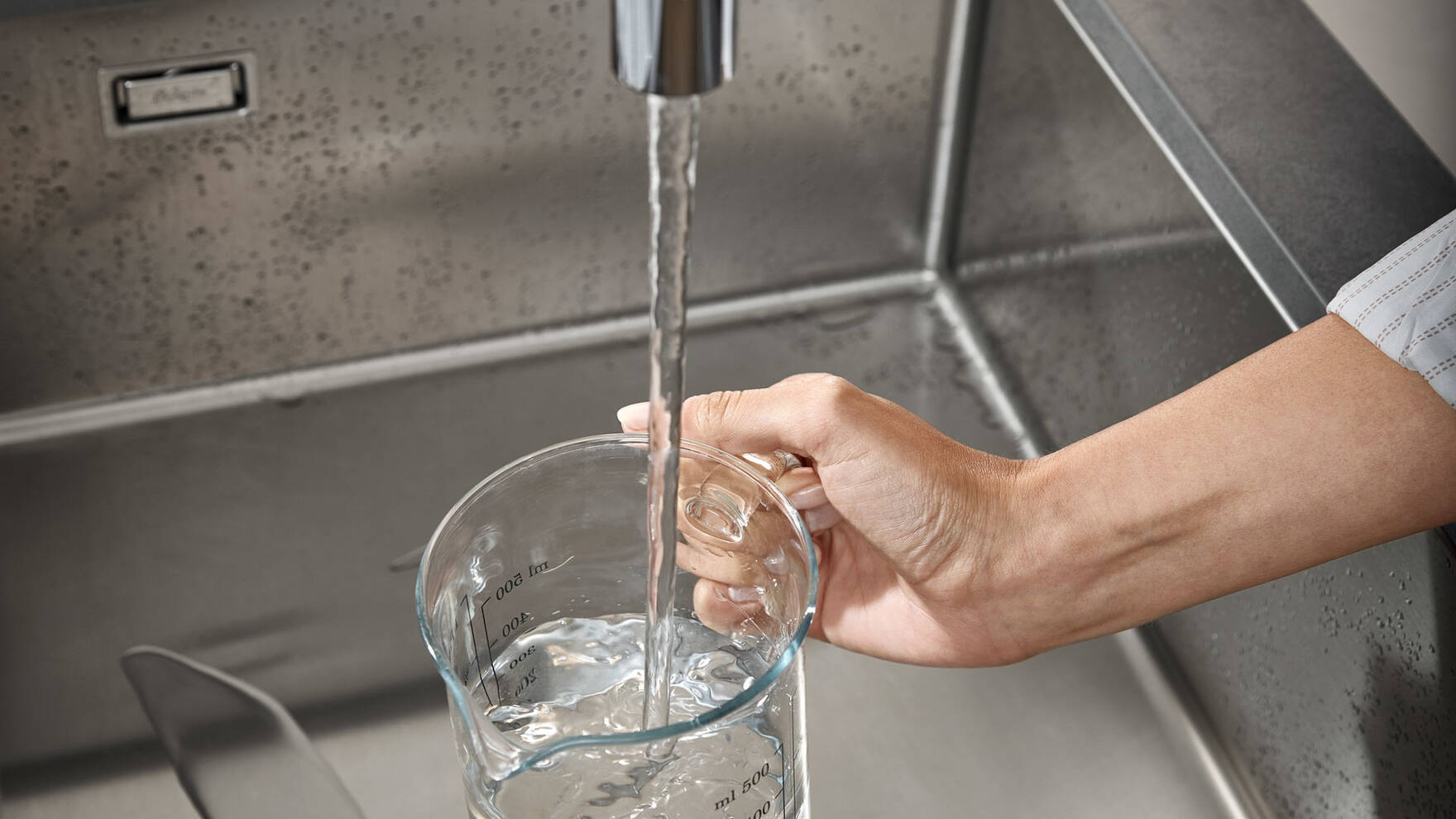Кухонный смеситель однорычажный с вытяжным душем 2jet HANSGROHE Focus M41 31815000 240 мм, цвет Хром