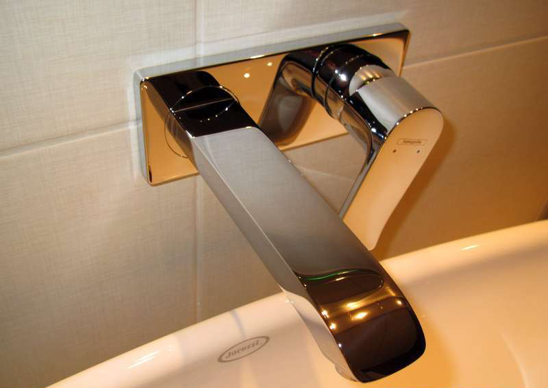 Смеситель для раковины настенный Hansgrohe Metris 31085000 Хром